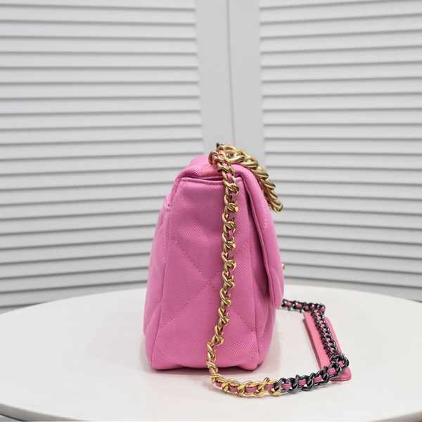 シャネルバッグ背面デザイン